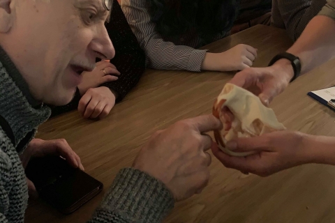 Bendruomenės nariai čiupinėja Bebro kaukolę