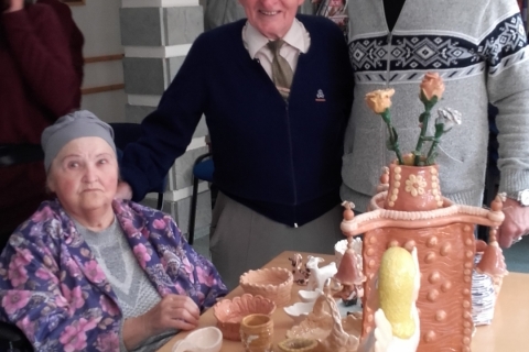 Senjorai apžiūri keramikos darbų parodą