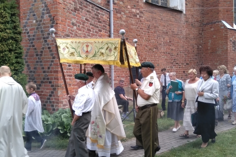 Žolinių procesija aplink bažnyčią