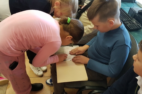 Jaunimas bando rašyti Brailio raštu