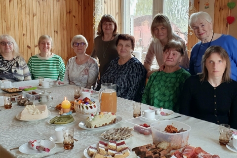LASS Kauno miesto filialo maisto gaminimo užimtumo narės prie vaišių stalo