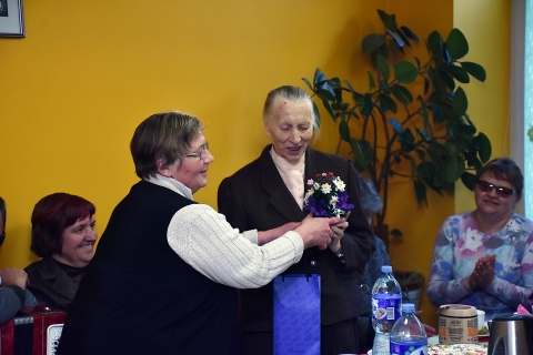 Meno vadovė Janina Butkuvienė pasveikino Janiną Raginienę ir kitas moteris prabėgusių gimtadienių proga