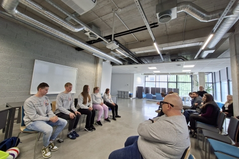 Nuotraukoje užfiksuoti projekto edukatoriai ir susitikime esantys dalyviai