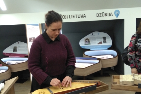 Kanklėmis groja muziejininkė dr. Laura Lukenskienė