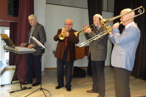 Koncertą dovanojo LASS pietvakarių centro instrumentinis vokalinis ansamblis „Bičiuliai“, vadovas Jurijus Romanovas (nuotr. 2-ras iš kair.)