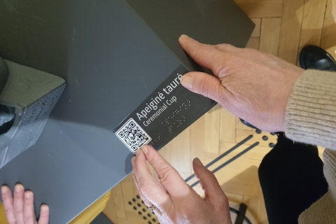Eksponatas užrašytas Brailio raštu ir šone pažymėta QR kodu