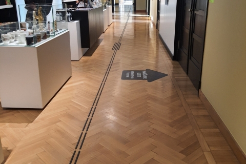 Muziejaus koridorius su taktiliniais orientyrais,vedantis į ekspozicijos salę