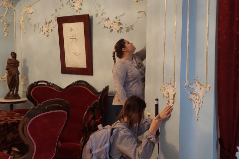 Rankomis tyrinėja sienų reljefinius ornamentus