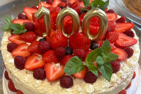 Tortas, papuoštas skaičiumi 100