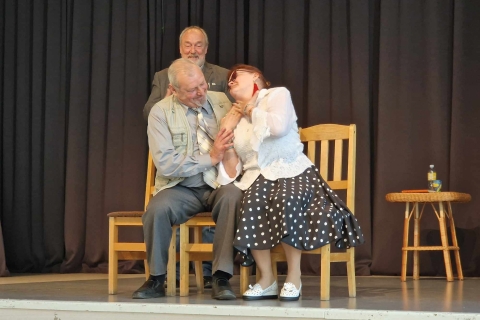 Scena iš Jonavos rajono dramos kolektyvo komedijos Senbernio piršlybos