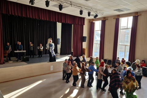 Šoka ratelius su folkloro ansambliu„Kanapija“ (vad. Birutė Viršilaitė) ir instrumentine populiariosios muzikos ansamblio„Bičiuliai“ grupe