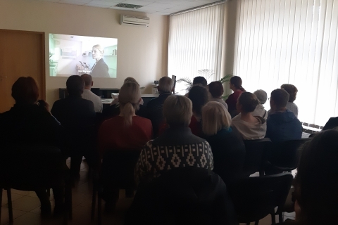 LASS Kauno m. filialo nariai stebi garsinio vaizdavimo filmą