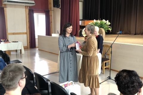 LASS pietvakarių centro direktorė J. Kručkauskaitė sveikina moterų klubą Vizija