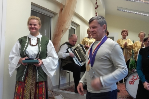 Vytautas Girnius demonstruoja iškovotus medalius